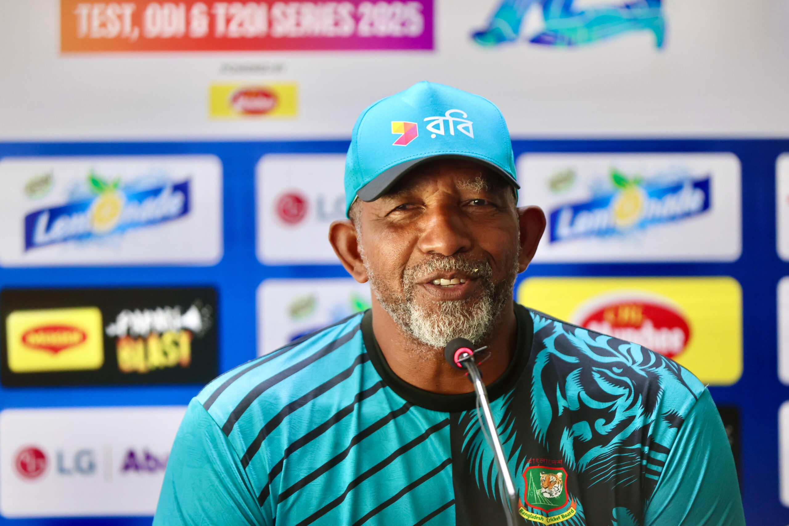 Simmons Praises Bangladesh’s Fast Start as Team Looks Ahead to Second Test in Colombo